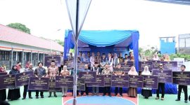 Wamendikdasmen Atip Latipulhayat saat meresmikan hasil revitalisasi 24 satuan pendidikan di Kabupaten Tasikmalaya. (dok. rentak.id.)