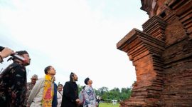 menbud saat menyaksikian Candi Jabung. (dok. rentak.id)
