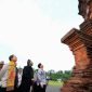 menbud saat menyaksikian Candi Jabung. (dok. rentak.id)