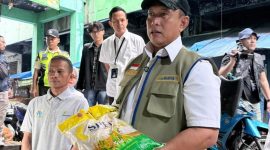 Direktur Utama Perum BULOG, Letjen TNI (Purn) Ahmad Rizal Ramdhani saat sidang di pasar Minggu dan Jatinegara (dok. rentak.d)
