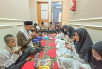 Polsek Serpong gelar   “Jum’at Peduli” dengan mengajak Anak Yatim Piatu dari Yayasan Permata Al-Ihsan Rawa Mekar Jaya. (foto. ist)