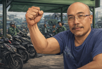 Ilustrasi Azas Tigor Nainggolan bersama ojek pangkalan (ilustrasi dibikin ai -rentak.id)