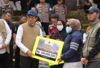 Menteri Agama Nasaruddin Umar serahkan bantuan kepada para penerima di Bandung Barat. (dok. kemenag)