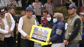 Menteri Agama Nasaruddin Umar serahkan bantuan kepada para penerima di Bandung Barat. (dok. kemenag)