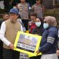Menteri Agama Nasaruddin Umar serahkan bantuan kepada para penerima di Bandung Barat. (dok. kemenag)