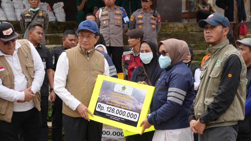 Menteri Agama Nasaruddin Umar serahkan bantuan kepada para penerima di Bandung Barat. (dok. kemenag)