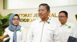 Direktur Jenderal Pendidikan Islam, Amien Suyitno didampingi Direktur KSKK Madrasah dan Kasubdit Kelembagaan KSKK Madrasah.(dok.rentak.id)