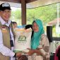 Direktur Utama Perum BULOG, Letjen TNI (Purn.) Ahmad Rizal Ramdhani saat bagikan beras Bulog (dok. bulog)