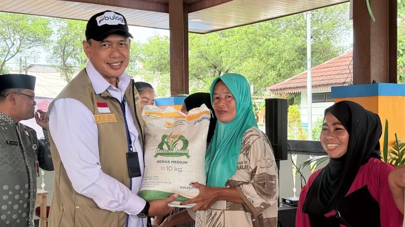 Direktur Utama Perum BULOG, Letjen TNI (Purn.) Ahmad Rizal Ramdhani saat bagikan beras Bulog (dok. bulog)