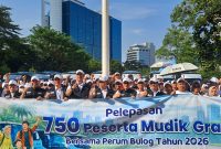 Direktur Utama Perum BULOG, Letjen. TNI (Purn) Ahmad Rizal Ramdhani lepas 750 pemudik. (foto. lazir)