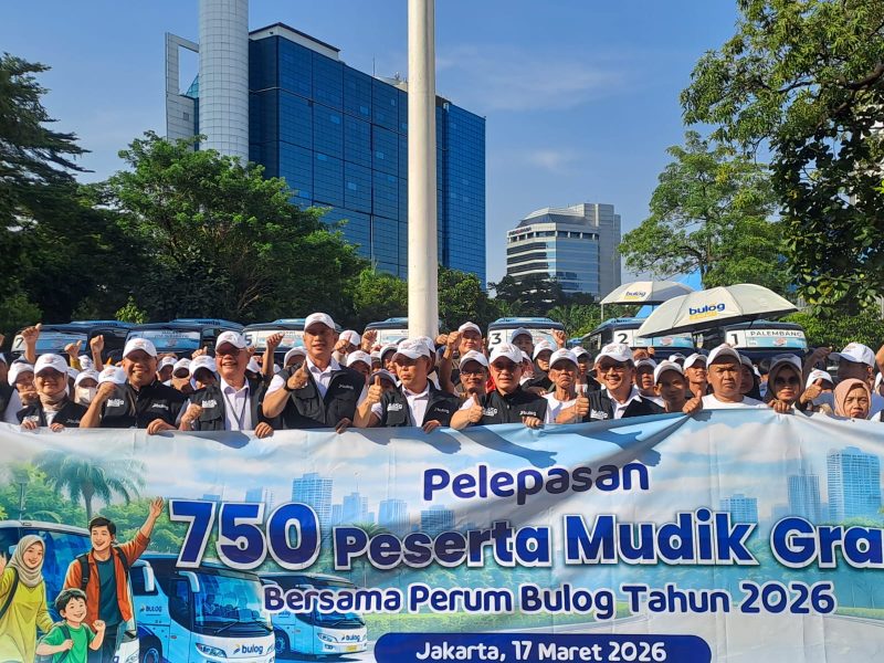 Direktur Utama Perum BULOG, Letjen. TNI (Purn) Ahmad Rizal Ramdhani lepas 750 pemudik. (foto. lazir)