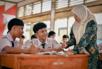 Guru dan murid di kelas (dok. kemendikdasmen)