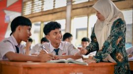 Guru dan murid di kelas (dok. kemendikdasmen)