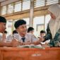 Guru dan murid di kelas (dok. kemendikdasmen)