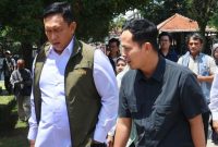 Head of Public Relations Perum BULOG, Tomi Wijaya dan Direktur Utama BULOG, Letjen TNI (Purn.) Ahmad Rizal Ramdhani. (dok. rentak.id)