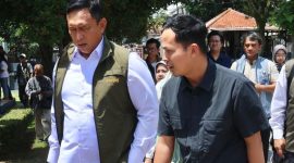 Head of Public Relations Perum BULOG, Tomi Wijaya dan Direktur Utama BULOG, Letjen TNI (Purn.) Ahmad Rizal Ramdhani. (dok. rentak.id)