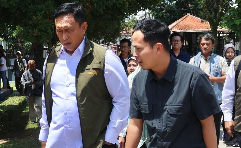 Head of Public Relations Perum BULOG, Tomi Wijaya dan Direktur Utama BULOG, Letjen TNI (Purn.) Ahmad Rizal Ramdhani. (dok. rentak.id)