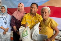 Taufan Akib Pempin Wilayah Perum BULOG DKI Jakarta dan Banten saat berikan batuan. (dok. rentak.id)