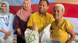 Taufan Akib Pempin Wilayah Perum BULOG DKI Jakarta dan Banten saat berikan batuan. (dok. rentak.id)