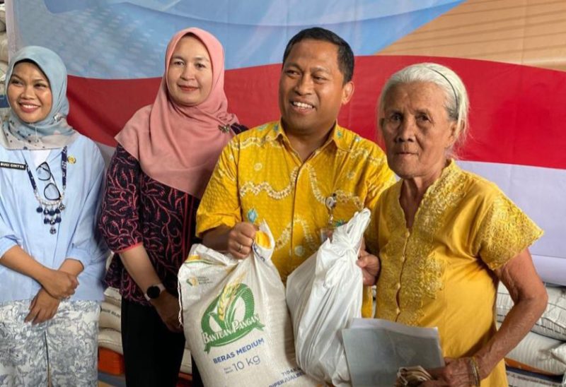 Taufan Akib Pempin Wilayah Perum BULOG DKI Jakarta dan Banten saat berikan batuan. (dok. rentak.id)