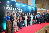 Kasal Laksamana TNI Dr. Muhammad Ali bersama pemeran film The Hostage’s Hero (fot6o. dispenal)
