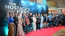 Kasal Laksamana TNI Dr. Muhammad Ali bersama pemeran film The Hostage’s Hero (fot6o. dispenal)
