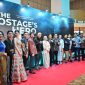 Kasal Laksamana TNI Dr. Muhammad Ali bersama pemeran film The Hostage’s Hero (fot6o. dispenal)