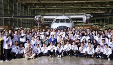 Menaker Yassierli bersama para magang di Bandung (dok rentak,id)