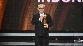 Menteri Pendidikan Dasar dan Menengah, Abdul Mu'ti menrima Penghargaan PSSI Award 2026 (dok. rentak.id)