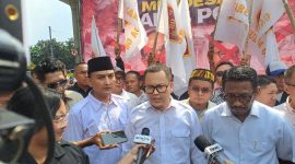 Koordinator Nasional aksi, Lisman Hasibuan disela-sela aksi damai di Mabes Polti. (foto. lazir)