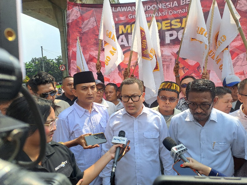 Koordinator Nasional aksi, Lisman Hasibuan disela-sela aksi damai di Mabes Polti. (foto. lazir)