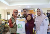 Direktur Pemasaran Perum BULOG, Febby Novita monitoring menjangkau 1.545 Penerima Bantuan Pangan. (dok.bulog)