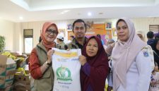 Direktur Pemasaran Perum BULOG, Febby Novita monitoring menjangkau 1.545 Penerima Bantuan Pangan. (dok.bulog)