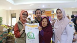 Direktur Pemasaran Perum BULOG, Febby Novita monitoring menjangkau 1.545 Penerima Bantuan Pangan. (dok.bulog)