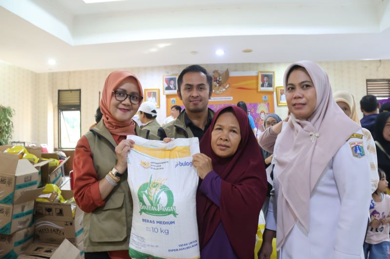 Direktur Pemasaran Perum BULOG, Febby Novita monitoring menjangkau 1.545 Penerima Bantuan Pangan. (dok.bulog)