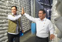 Direktur Utama BULOG, Letnan Jenderal TNI (Purn) Dr. Ahmad Rizal Ramdhani, mendampingi Menteri Pertanian Andi Amran Sulaiman (foto.bulog)