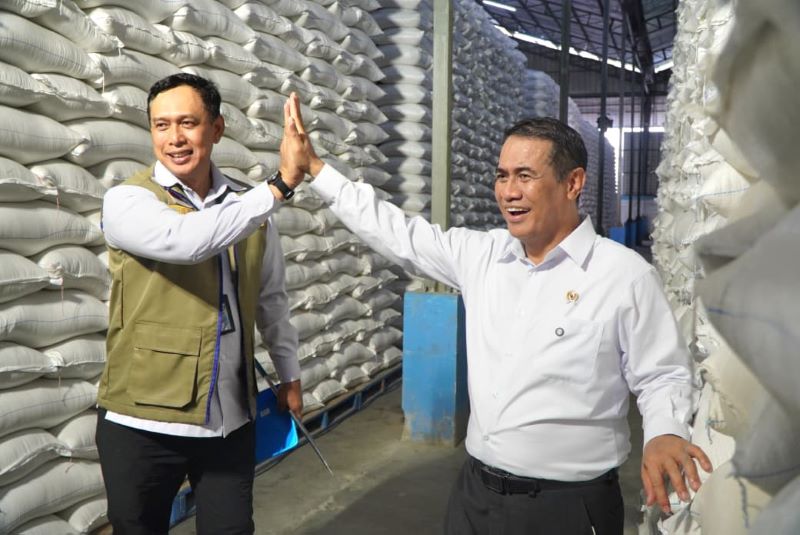 Direktur Utama BULOG, Letnan Jenderal TNI (Purn) Dr. Ahmad Rizal Ramdhani, mendampingi Menteri Pertanian Andi Amran Sulaiman (foto.bulog)