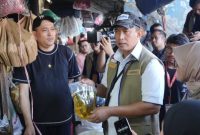 Direktur Utama Perum BULOG, Ahmad Rizal Ramdhani,meninjau kondisi pasokan di Pasar Minggu dan Pasar Grogol. (dok. bulog)