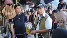 Direktur Utama Perum BULOG, Ahmad Rizal Ramdhani,meninjau kondisi pasokan di Pasar Minggu dan Pasar Grogol. (dok. bulog)