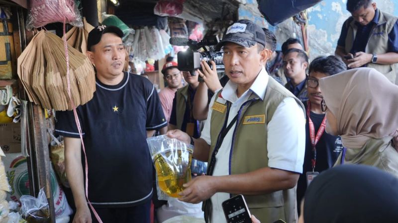 Direktur Utama Perum BULOG, Ahmad Rizal Ramdhani,meninjau kondisi pasokan di Pasar Minggu dan Pasar Grogol. (dok. bulog)