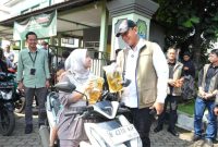 Direktur Utama Perum BULOG, Dr. Ahmad Rizal Ramdhani monitoring penyaluran bantuan pangan alokasi Februari–Maret 2026 di Kelurahan Bantar Gebang, Kota Bekasi. (dok. bulog)