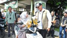 Direktur Utama Perum BULOG, Dr. Ahmad Rizal Ramdhani monitoring penyaluran bantuan pangan alokasi Februari–Maret 2026 di Kelurahan Bantar Gebang, Kota Bekasi. (dok. bulog)