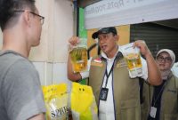 Direktur Utama Perum BULOG, Dr. Ahmad Rizal Ramdhani saat cek permintaan Minyakita di pasar (dok. bulog)