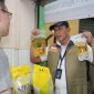Direktur Utama Perum BULOG, Dr. Ahmad Rizal Ramdhani saat cek permintaan Minyakita di pasar (dok. bulog)