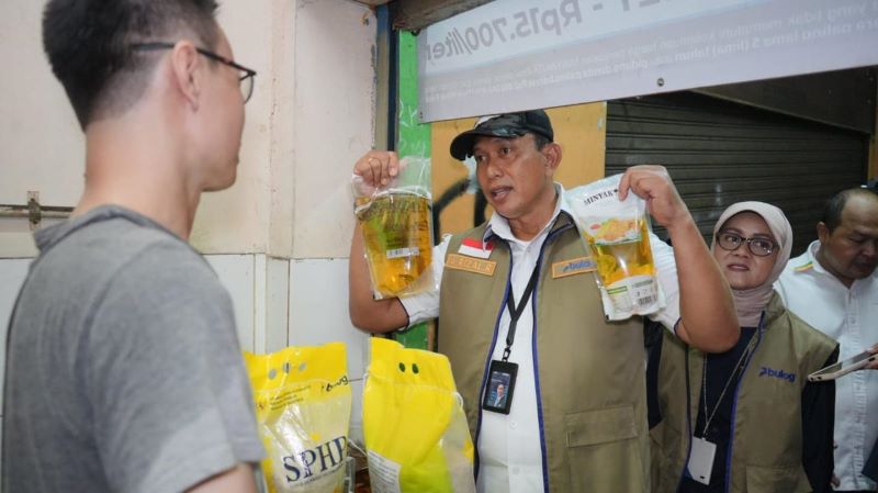 Direktur Utama Perum BULOG, Dr. Ahmad Rizal Ramdhani saat cek permintaan Minyakita di pasar (dok. bulog)
