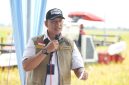 Direktur Utama Perum BULOG Dr. Ahmad Rizal Ramdhani saat panen di swah (foto.bulog)