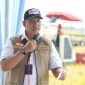Direktur Utama Perum BULOG Dr. Ahmad Rizal Ramdhani saat panen di swah (foto.bulog)