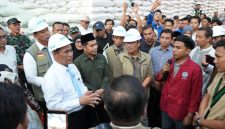 Dirut Perum BULOG Ahmad Rizal Ramdhani menerima kunjungan kerja MentanAndi Amran Sulaiman di Komplek Pergudangan Banjarkemantren Perum BULOG Cabang Surabaya. (dog bulog)