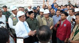 Dirut Perum BULOG Ahmad Rizal Ramdhani menerima kunjungan kerja MentanAndi Amran Sulaiman di Komplek Pergudangan Banjarkemantren Perum BULOG Cabang Surabaya. (dog bulog)