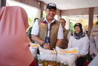 Dirut Perum BULOG, Ahmad Rizal Ramdhani, turun langsung memantau penyaluran bantuan di Kelurahan Gununggedangan, Kota Mojokerto. (dok. bulog)
